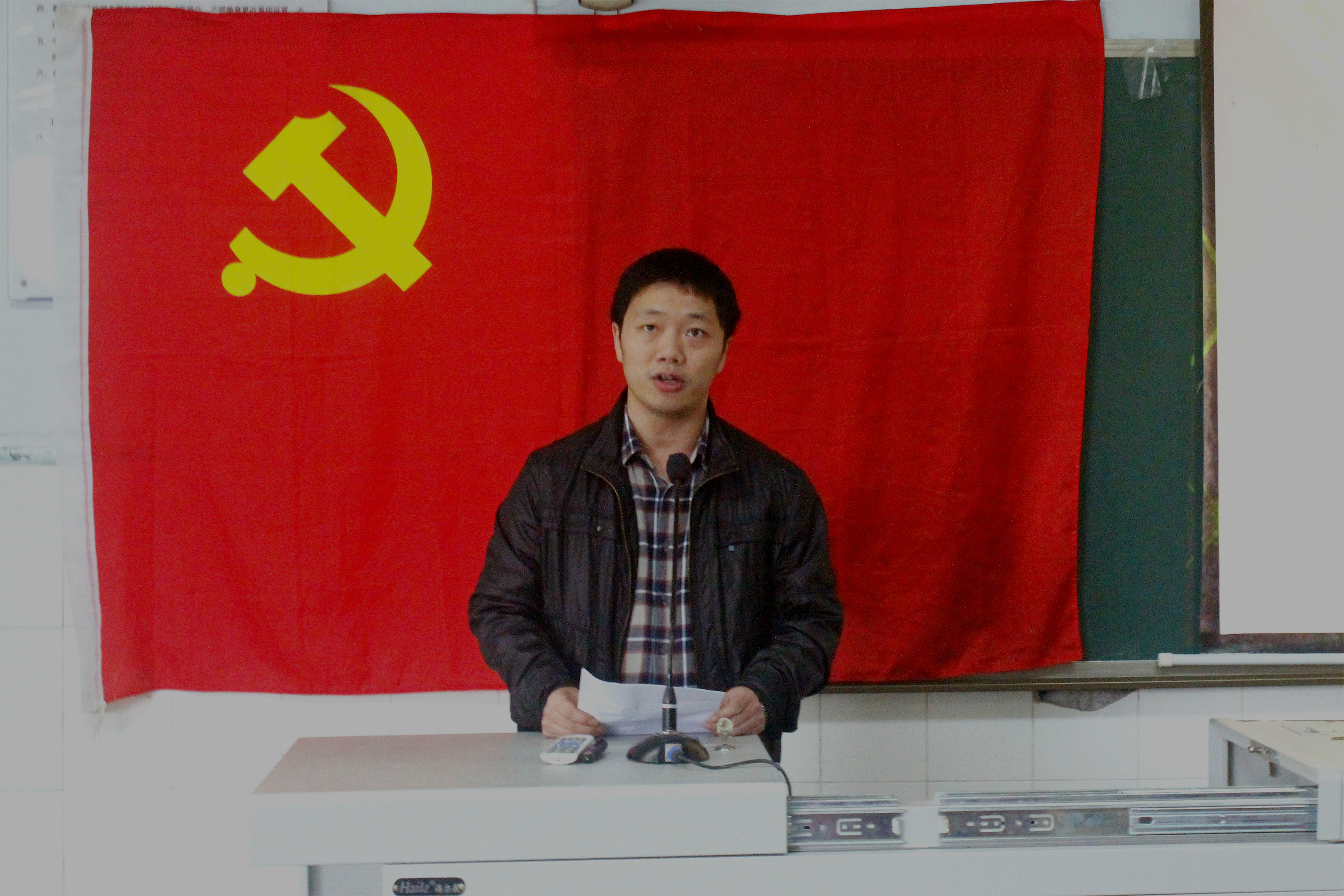 院团委书记、学生一支部书记廖鹏主持开班仪式.jpg