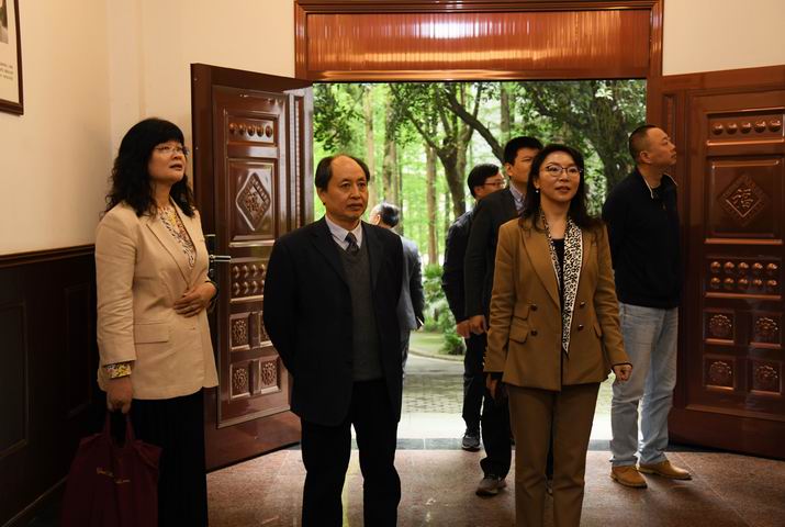 调整大小 校史馆参观2.jpg