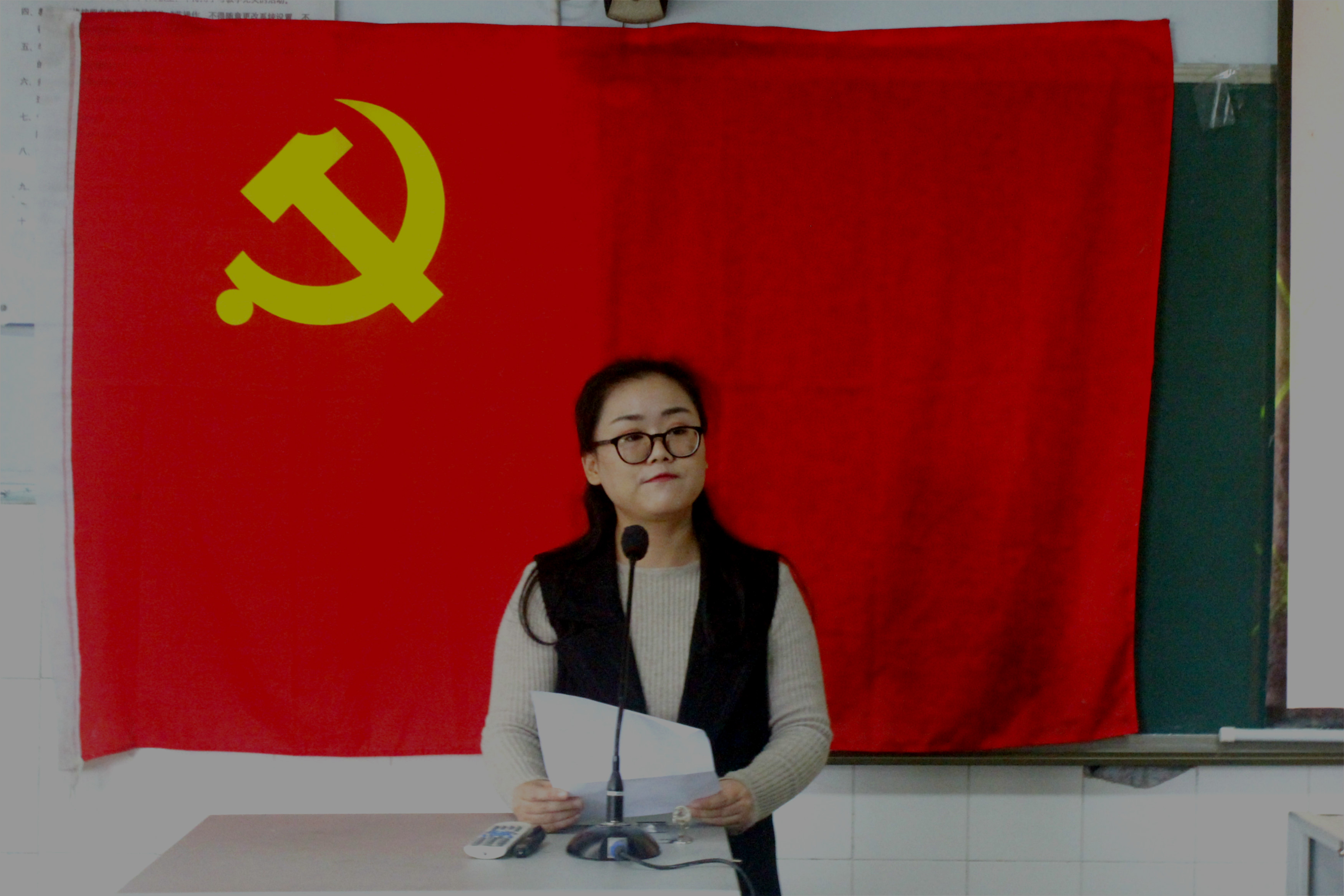 班主任刘莉莉宣读学员守则.jpg